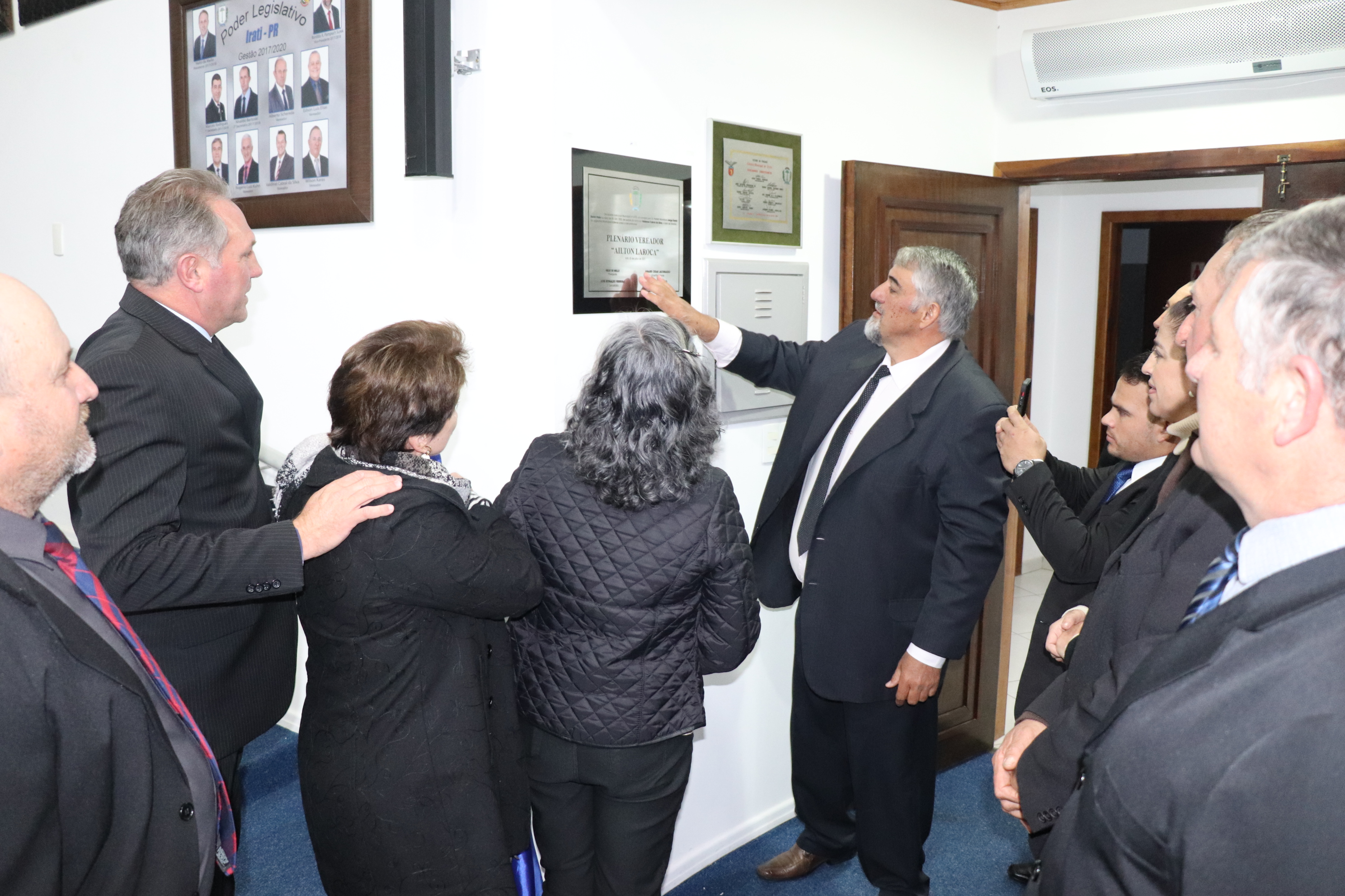 Ato de descerramento da Placa que denomina o Plenário da Câmara como ‘Plenário Vereador Ailton Laroca’ é realizado