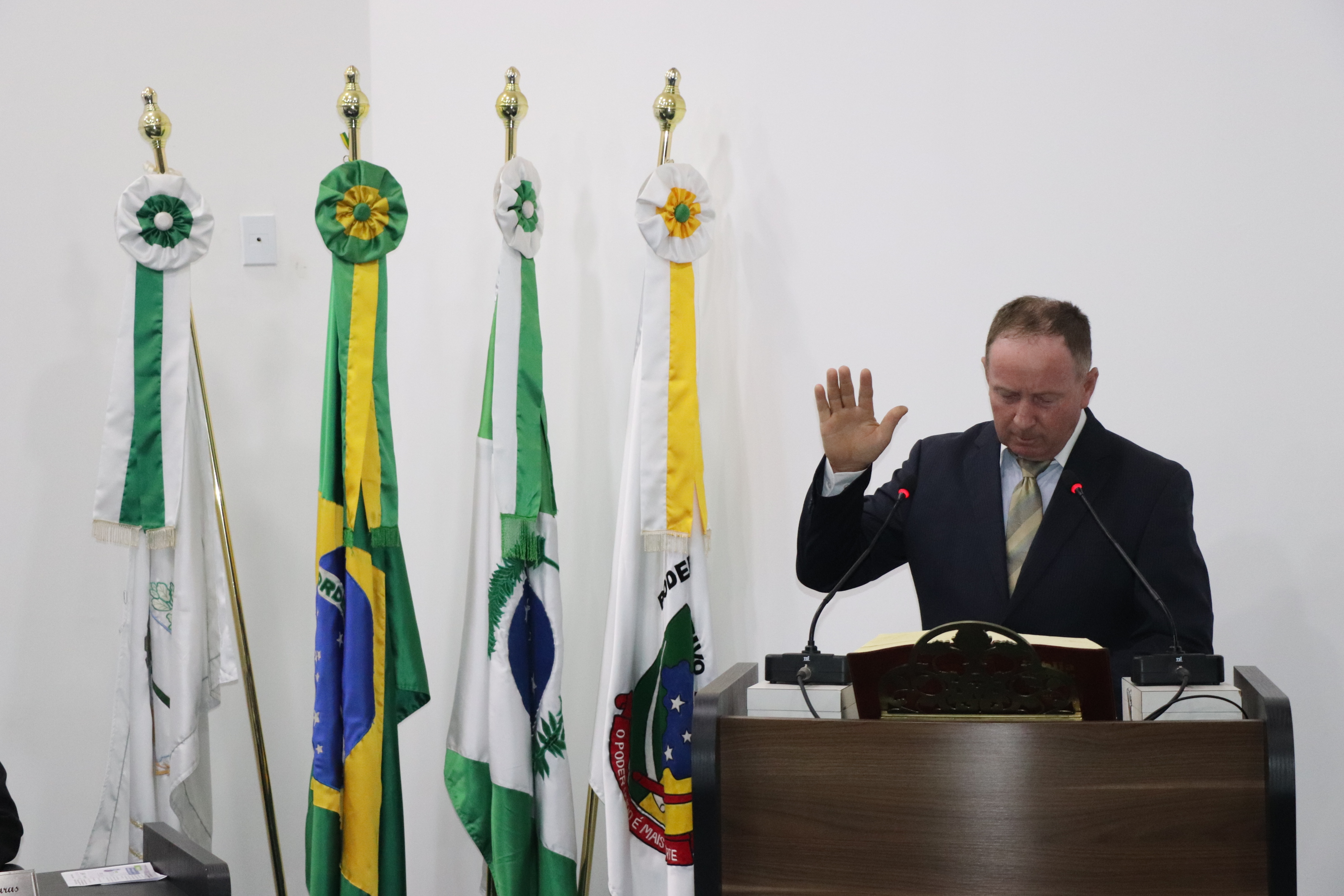 Suplente Alceu Hreciuk toma posse no lugar do vereador licenciado Helio de Mello