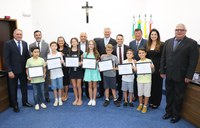 Vereadores homenageiam estudantes medalhistas na Olimpíada Brasileira de Astronomia e Astronáutica