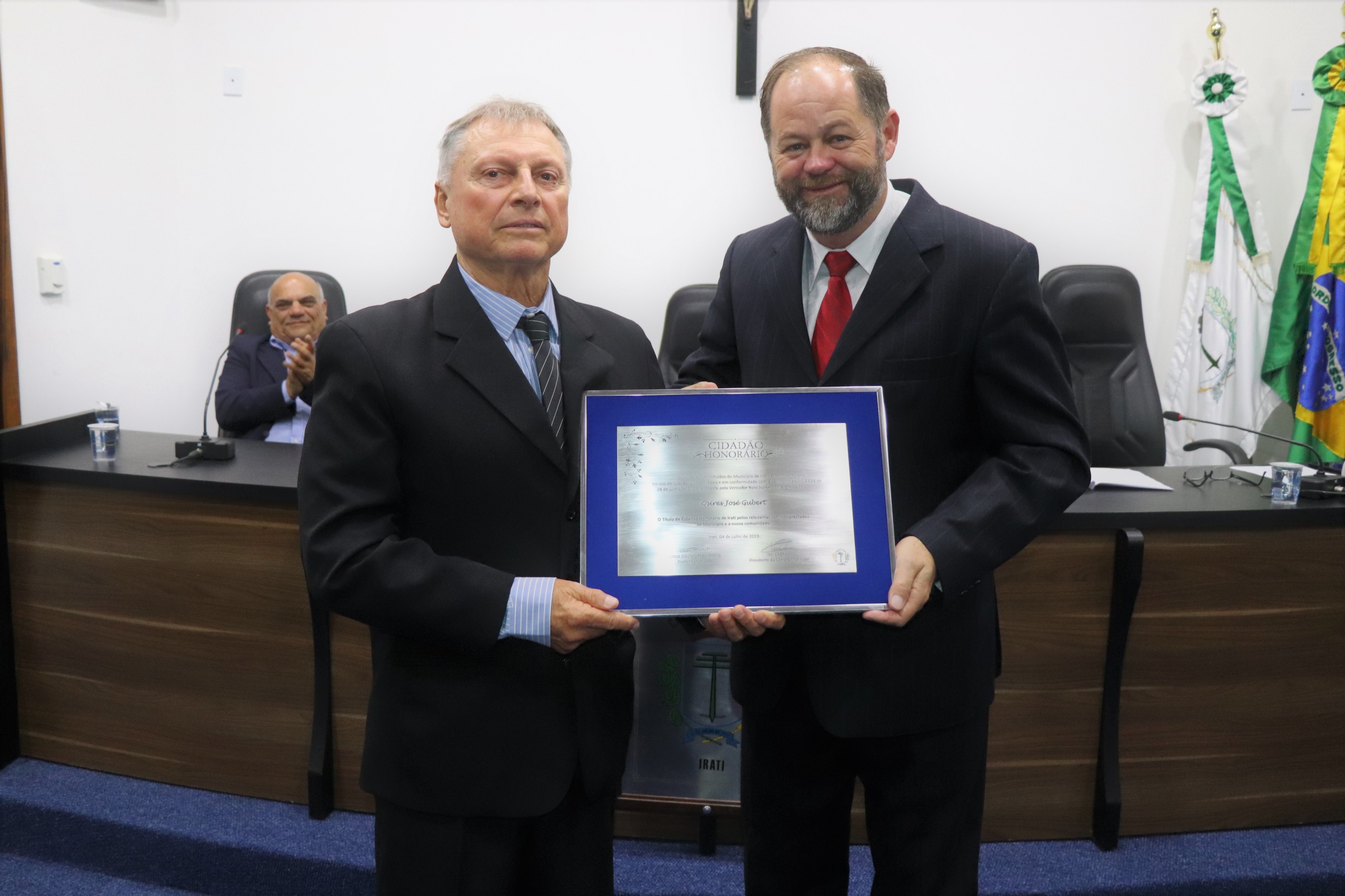 Vereadores outorgam Título de Cidadão Honorário ao Coronel Osires José Gubert